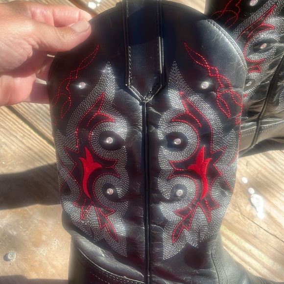 Gypsy rose size 8 cowgirl boots 
Gorgeous red and black with rhinestones - Picture 13 of 17